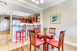 cocina y comedor con mesa y sillas en Crystal Tower Condominiums, en Gulf Shores