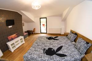 a bedroom with a bed and a couch at Ayana Central House in Oradea