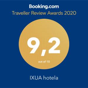 een bord dat prijzen voor reizigers in een gele cirkel leest bij IXUA Hotela in Éibar