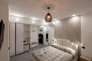 een slaapkamer met een bed en een hanglamp bij SABRILUNA ROOMS in La Spezia
