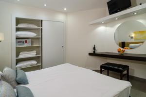 Een bed of bedden in een kamer bij Maagan Eden Holiday Village