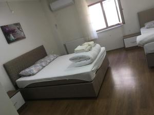 1 dormitorio con 1 cama con sábanas blancas y ventana en Kule Hotel, en Bursa