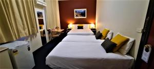 Postel nebo postele na pokoji v ubytování Brunswick Tower Hotel