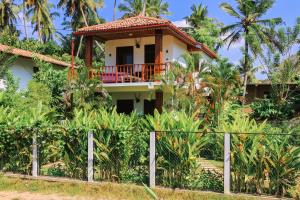 een huis met een hek ervoor bij ANB Surf View in Tangalle