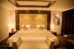 Postel nebo postele na pokoji v ubytování S Hotels Chennai + 37 fotografií