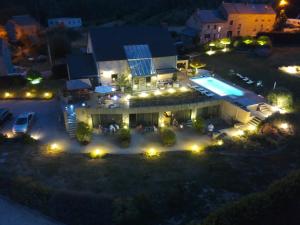 Bazén v ubytování B&B Le Bouchat-Oreille nebo v jeho okolí