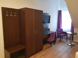 TV a/nebo společenská místnost v ubytování ates Hotel Lampertheim by AURUM