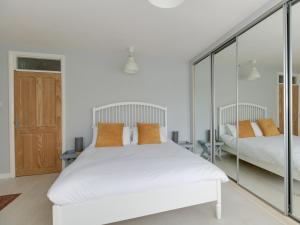 En eller flere senge i et værelse på Sandsfoot Rest