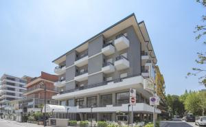 an apartment building on the corner of a street at Florida Park Hotel in Bellaria-Igea Marina