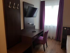 TV a/nebo společenská místnost v ubytování ates Hotel Lampertheim by AURUM + 11 fotografií