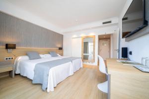 Cama ou camas em um quarto em Hotel Simbad Ibiza