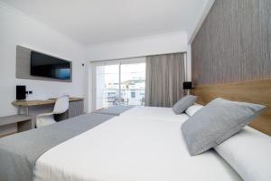 Cama ou camas em um quarto em Hotel Simbad Ibiza