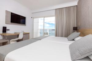Cama ou camas em um quarto em Hotel Simbad Ibiza