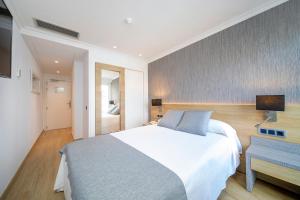 Cama ou camas em um quarto em Hotel Simbad Ibiza
