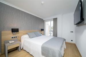 Cama ou camas em um quarto em Hotel Simbad Ibiza