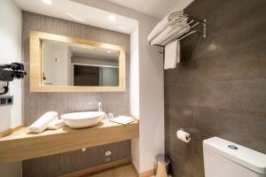 Um banheiro em Hotel Simbad Ibiza