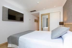 Cama ou camas em um quarto em Hotel Simbad Ibiza
