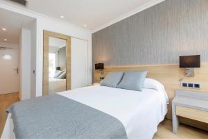 Cama ou camas em um quarto em Hotel Simbad Ibiza