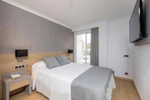 Cama ou camas em um quarto em Hotel Simbad Ibiza