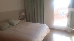 Łóżko lub łóżka w pokoju w obiekcie Hostal VILLA CARBULA