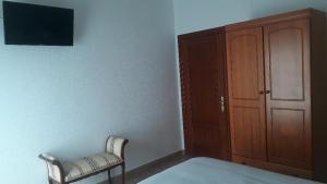Telewizja i/lub zestaw kina domowego w obiekcie Hostal VILLA CARBULA