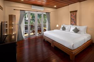 Un pat sau paturi într-o cameră la Maison Dalabua