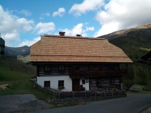 ein Gebäude mit einem Holzdach auf einem Berg in der Unterkunft Alte Schule in Bad Kleinkirchheim