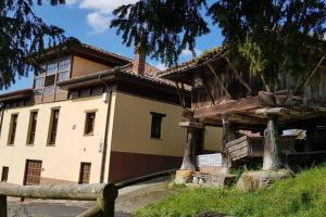 une maison avec une clôture devant elle dans l'établissement Casa la Capilla, à Borines