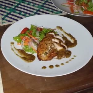 Makanan di atau berdekatan rumah tamu ini