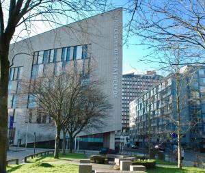 El edificio en el que está el departamento 26 fotos más