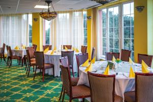 A restaurant or other place to eat at Hotel Bellevue Esztergom