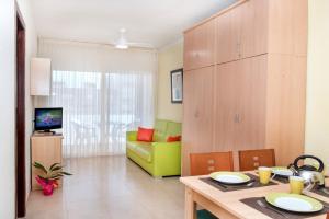 TV a/nebo společenská místnost v ubytování Apartaments Costa d'Or