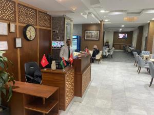 Μια τηλεόραση ή/και κέντρο ψυχαγωγίας στο Hôtel EDHIAFA +23 φωτογραφίες