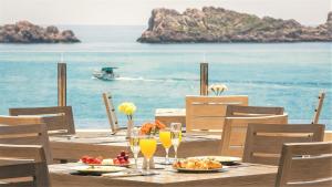 a table with food and drinks on the beach at Royal Neptun Hotel in Dubrovnik