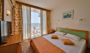 Un pat sau paturi într-o cameră la Hotel Elitsa
