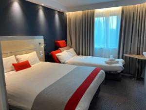 敏斯特的住宿－Holiday Inn Express Ramsgate – Minster, an IHG Hotel，酒店客房设有两张床和窗户。