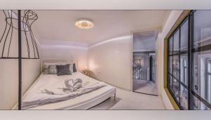 Posteľ alebo postele v izbe v ubytovaní The Mondain Apartments Budapest