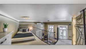 ein Schlafzimmer mit einem Bett und einem Treppenaufgang in der Unterkunft The Mondain Apartments Budapest in Budapest