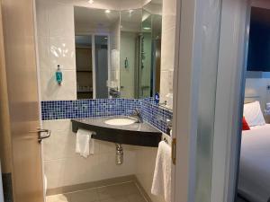 敏斯特的住宿－Holiday Inn Express Ramsgate – Minster, an IHG Hotel，一间带水槽和镜子的浴室