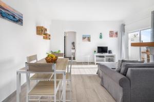 アルヴォルにあるAPARTAMENTO COR DO MAR - Sunny, Clean and spacious apartment with sea view, in Alvor - very close walking distance to the beach and Alvor Villageの白いリビングルーム(テーブル、ソファ付)