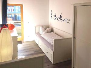 a childs room with a bench in the corner of a room at Appartementhaus Mecklenburg in Kühlungsborn