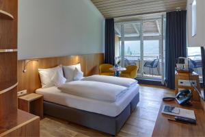 Postel nebo postele na pokoji v ubytování ElzLand Hotel Pfauen WELLNESS & SPA + 37 fotografií