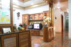 sala de estar con TV y barra en Yilan Affectivity, en Wujie