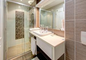 een badkamer met een wastafel en een douche bij Hotel Villa Milas in Mostar