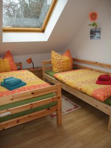 Giường trong phòng chung tại Ferienhaus Hubertus in Elend mit Balkons
