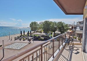 balcón con vistas a la playa y al océano en Studio Orestis en Nea Moudania