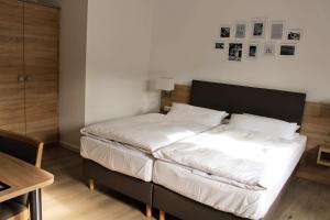 a bedroom with a bed and a desk at Hotel Zum Bären in Rüdesheim am Rhein