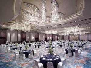 青岛 青岛香格里拉（五四广场）的宴会厅配有桌椅和吊灯 更多37张照片