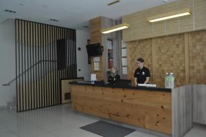 Členové personálu v ubytování Sipadan Inn 3