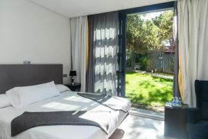 1 dormitorio con 1 cama y puerta corredera de cristal en Royal Tennis Club, en Marbella